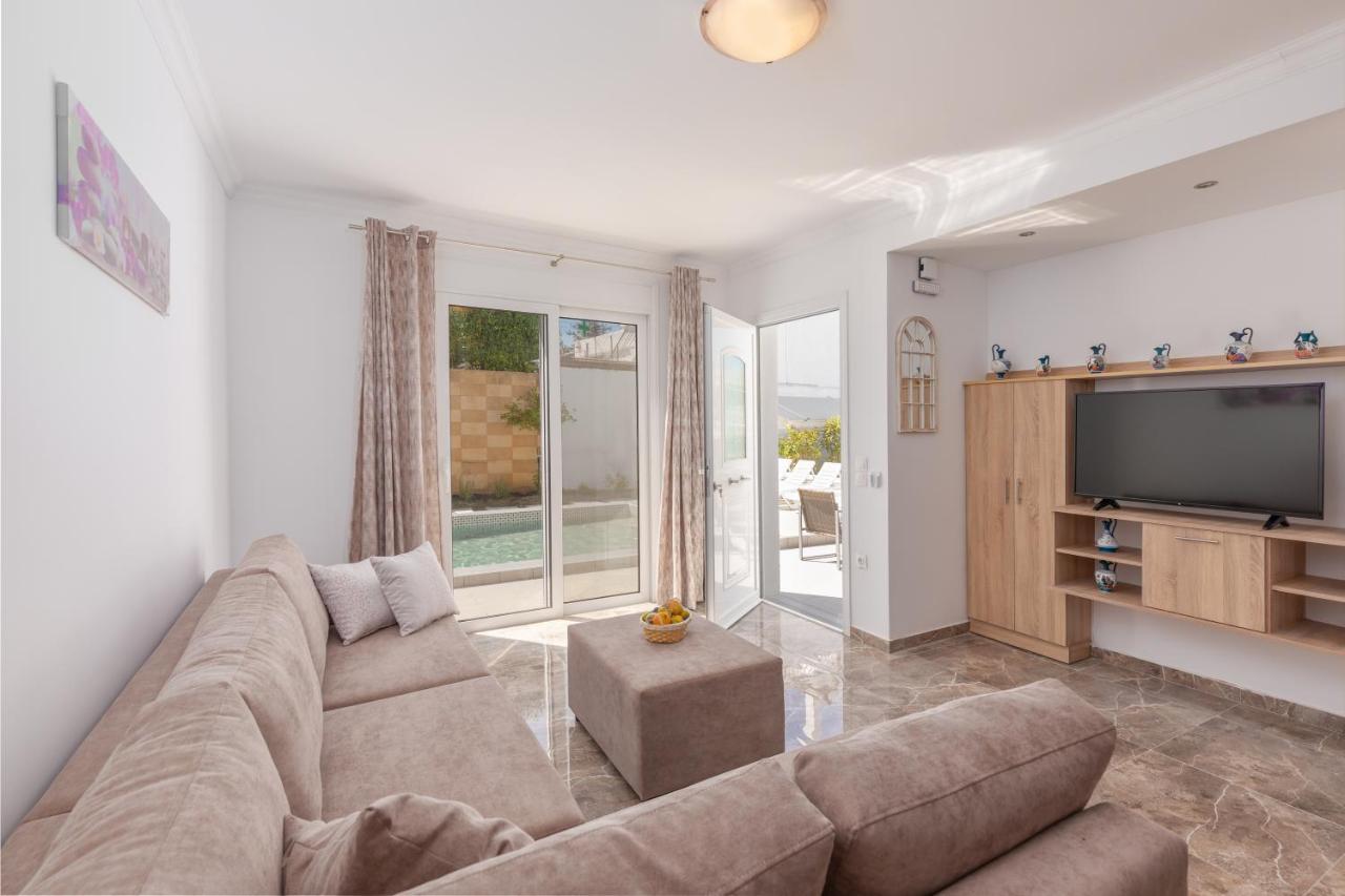Deluxe Suite mit 3 Schlafzimmern, eigenem Pool und Blick auf den Pool