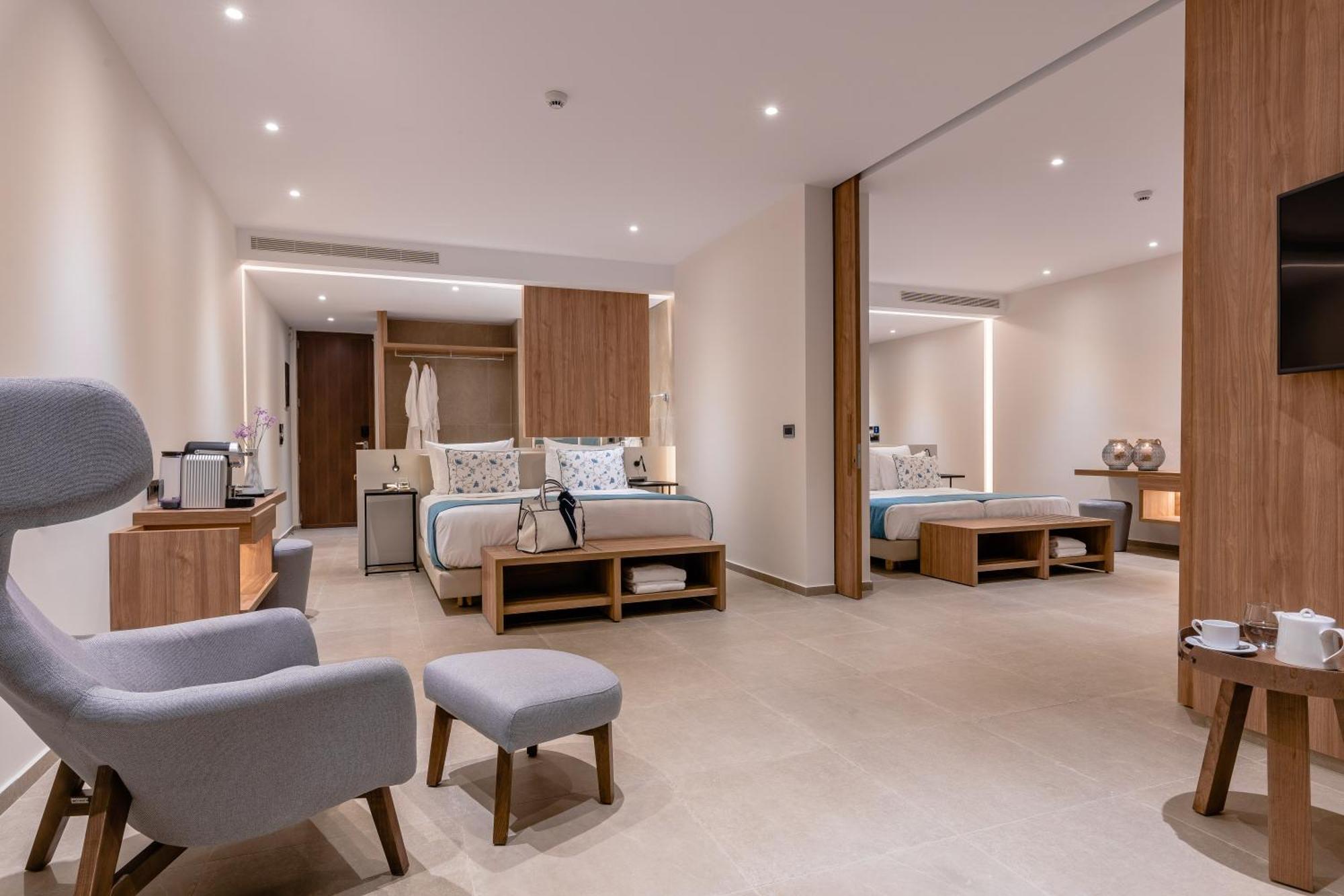 Apartament typu Suite z 2 sypialniami, prywatnym basenem i widokiem na morze