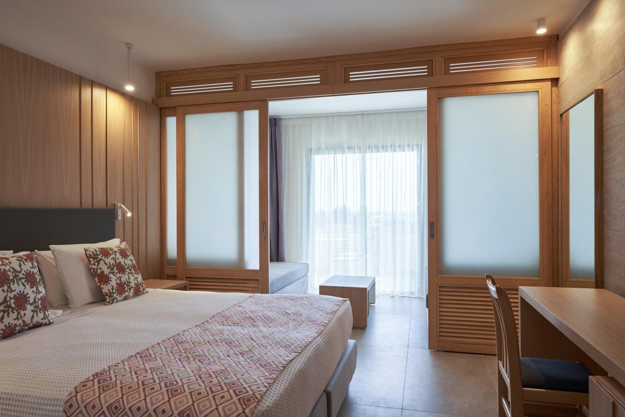 Familienzimmer mit Schiebetür und Poolblick