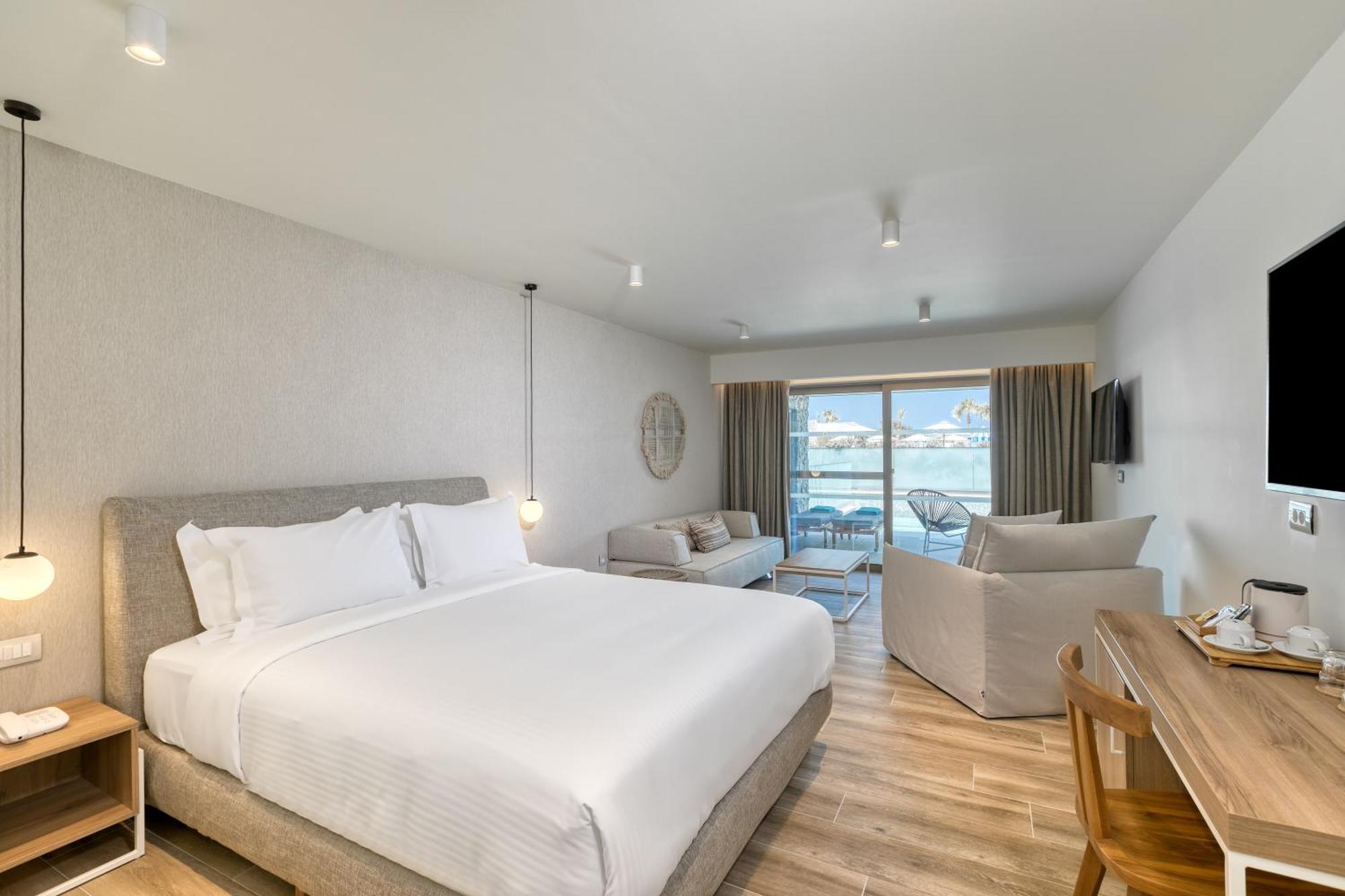 Junior Suite mit eigenem Pool (2 Erwachsene + 1 Kind)