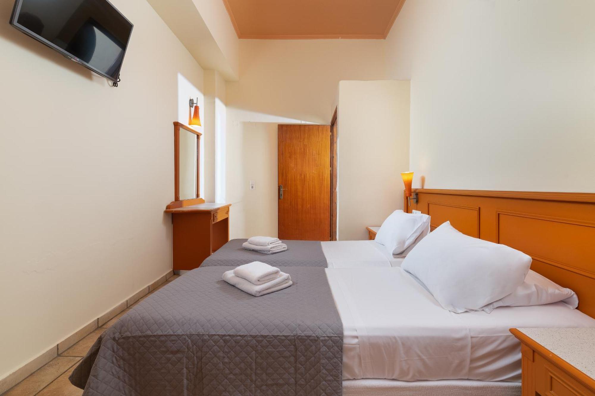 Appartamento al piano terra con due camere da letto e vista sulla piscina
