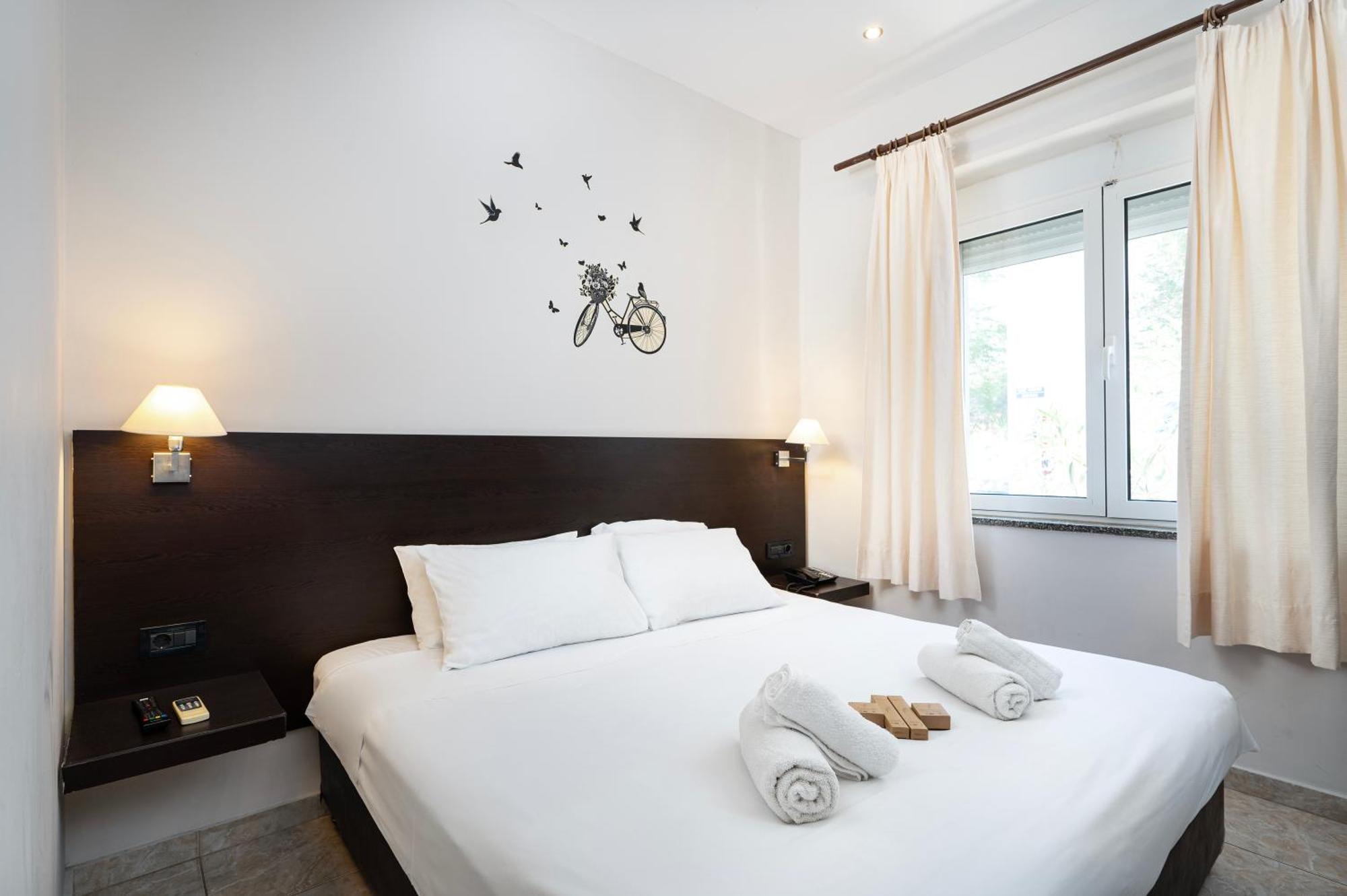 Doppel-/Zweibettzimmer mit Fenster