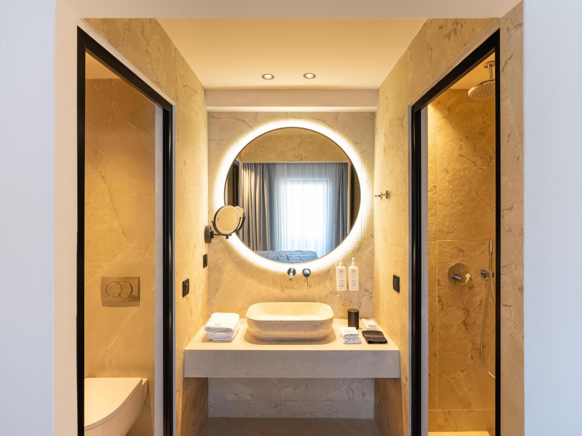 Deluxe King Suite