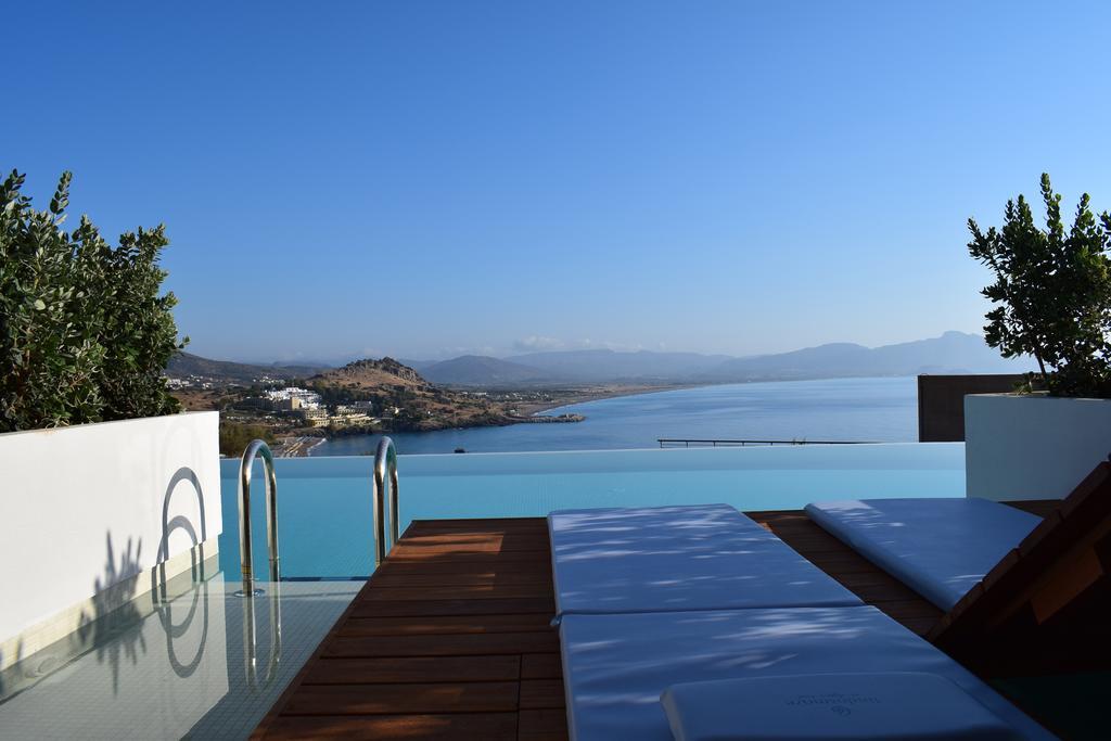 Deluxe Wohneinheit am Pool mit Meerblick