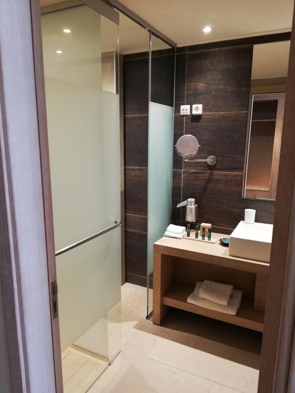 Suite avec Piscine Privée et Vue sur Jardin