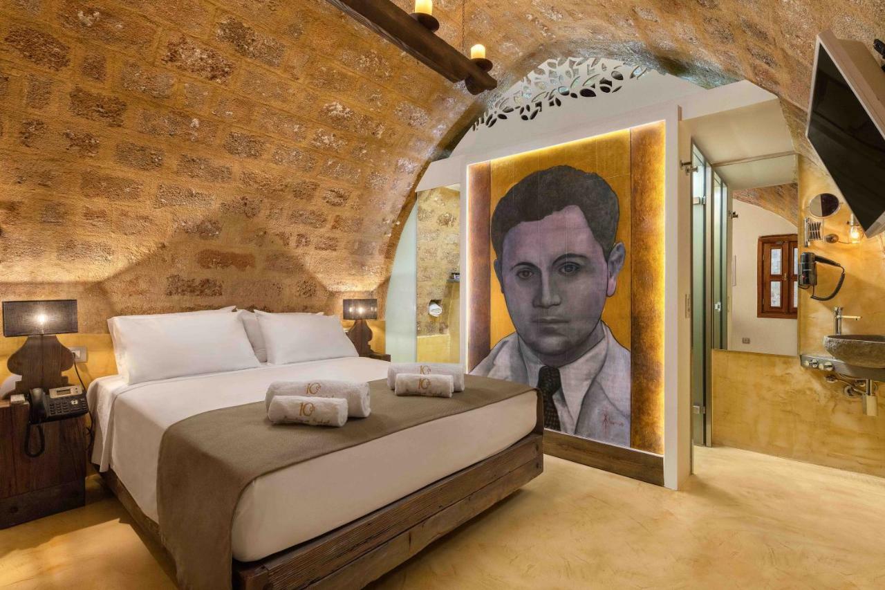 Deluxe Stone Room