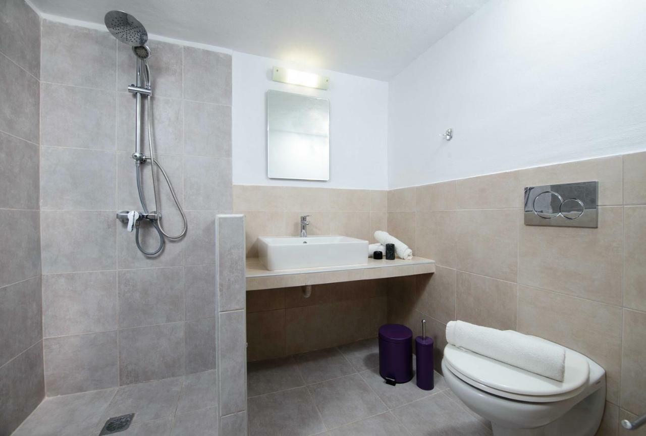 Holiday Home,1203638836:JPEG