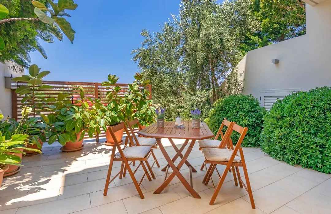 Couple'S Getaway , Modern Amenities & Sophisticated Style-1