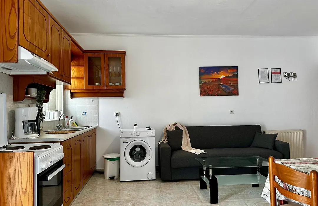 Spacious Stay In Town, With Balcony - El Greco Apartments No 3-1