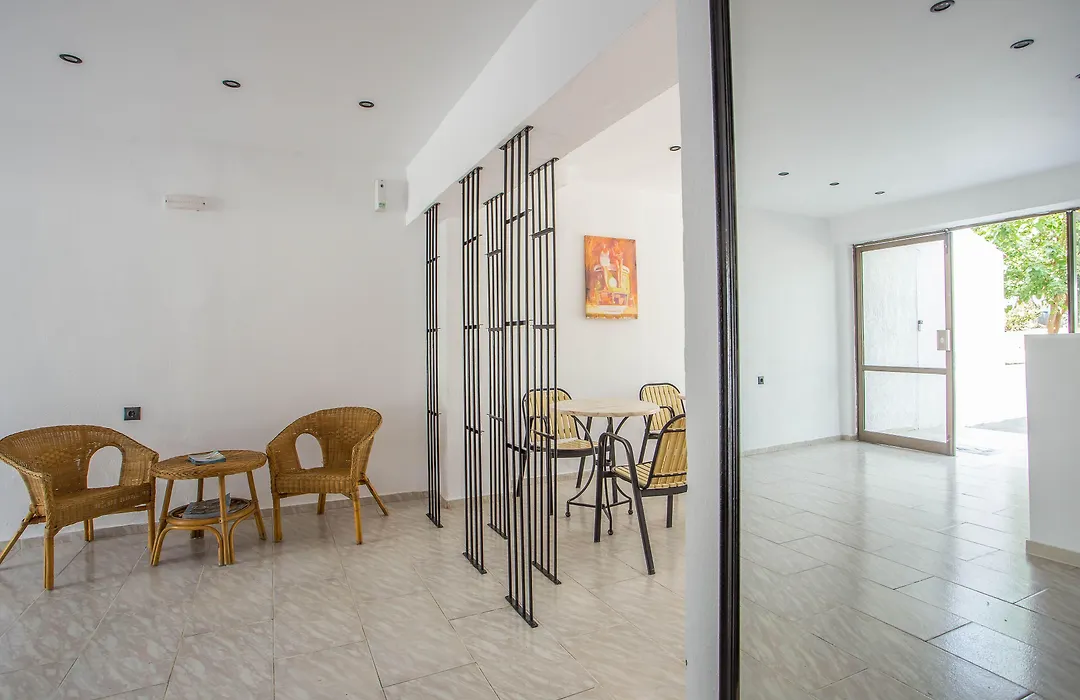 Nikos Bnb-1