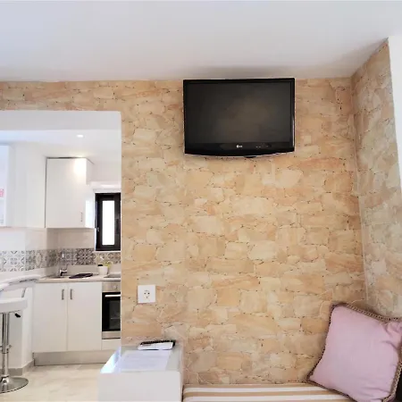 7. Luxurious Sea View Rooftop Suite In The Center!-3