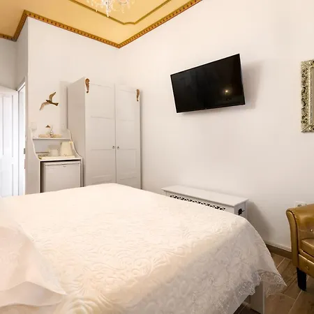 Marika'S Deluxe Rooms-3