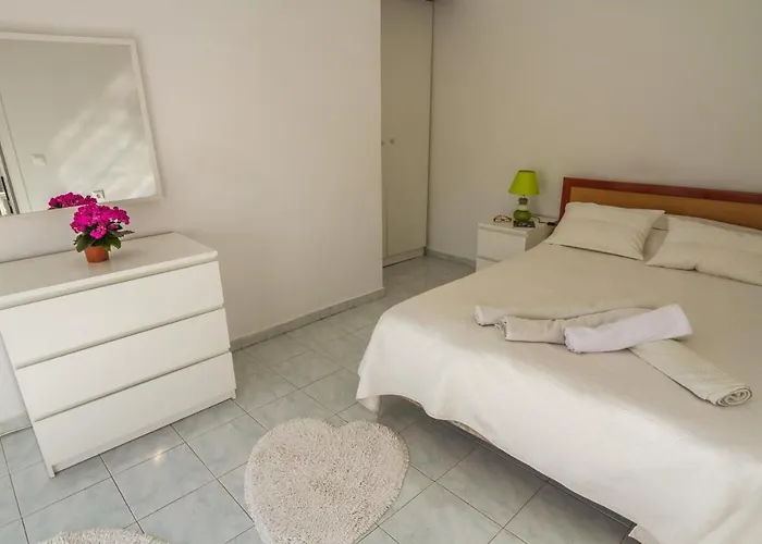 Pet friendly Apartment Near The Port Rhodes City