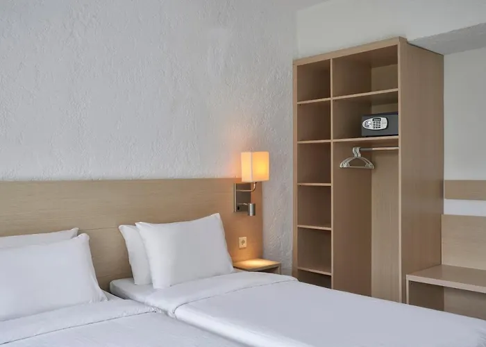 The Apartments By Esperia Rhodes City admite animales