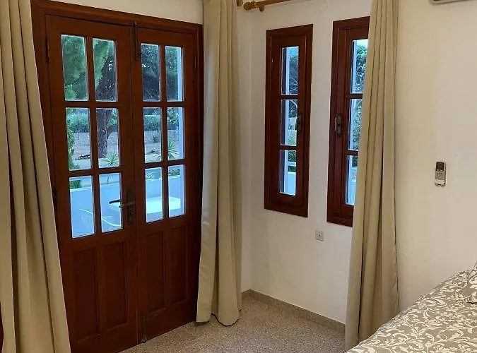 Pefkos Filoxenia Aparthotel Πεύκος